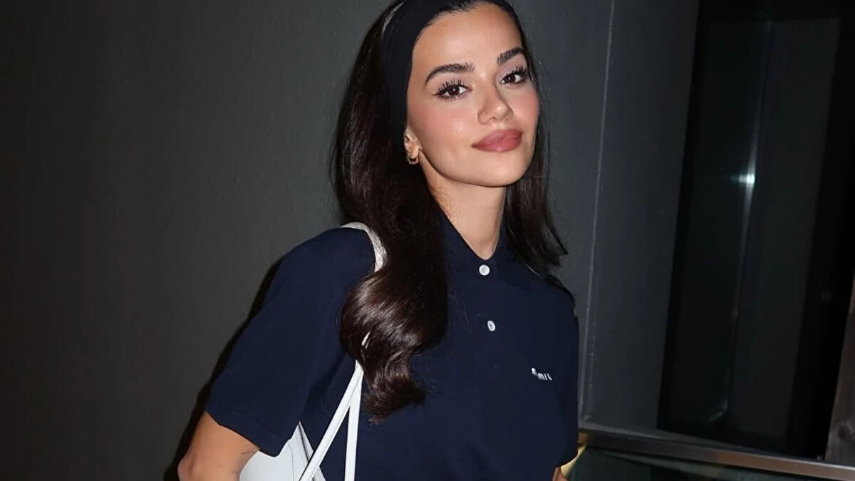 Selin Yağcıoğlu’nun Özel Hayatı: Eşi ve Çocuğu<br>Selin Yağcıoğlu, lise yıllarından tanıdığı Gökhan Balarısı ile 2018 yılında dünyaevine girdi. Bu evlilikten 2019 yılında Su adını verdikleri bir kız çocukları dünyaya geldi. Ancak çift, sürpriz bir kararla yollarını ayırarak boşanmıştır.