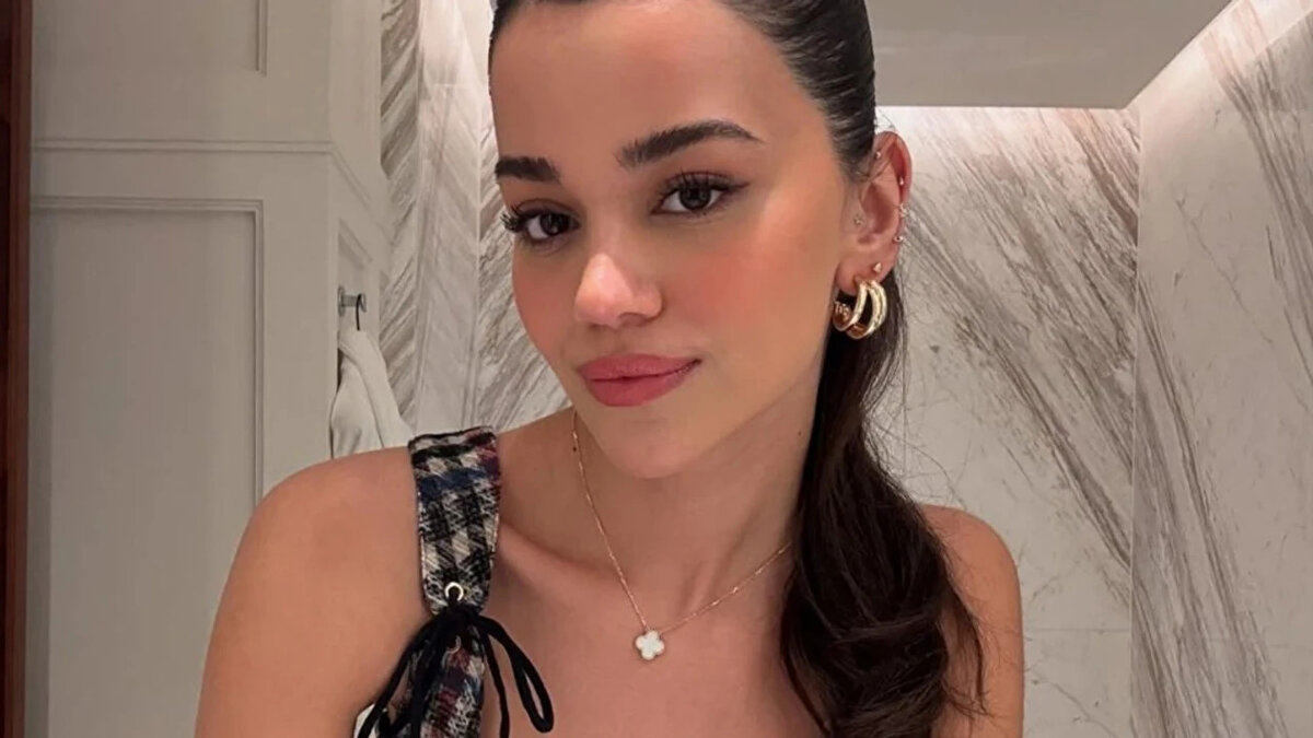 Kariyeri: Spikerlikten Sosyal Medya Fenomenliğine<br>Selin Yağcıoğlu, internet dünyasında tanınmadan önce spor spikerliği yapmıştır. FB TV’de spikerlik görevini üstlendiği dönemde, geçmiş yıllarda Galatasaray lehine attığı tweetlerin gündeme gelmesiyle zorlu bir süreç yaşamıştır.