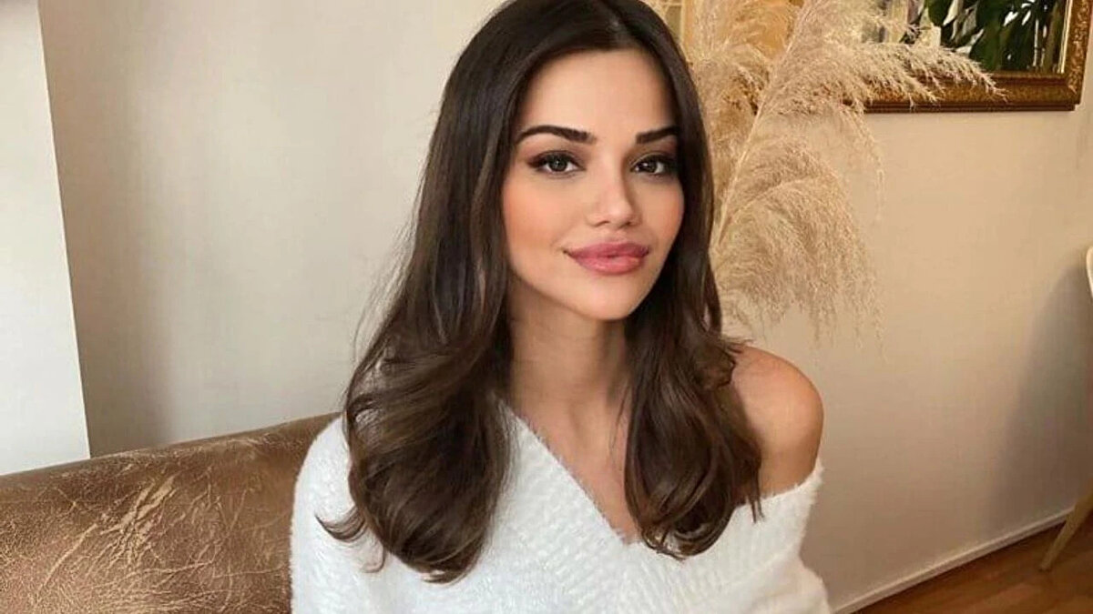 Selin Yağcıoğlu Kimdir?<br>15 Kasım 1990 tarihinde İstanbul’da dünyaya gelen Selin Yağcıoğlu, aslen Trabzonludur. Eğitim hayatını İstanbul Üniversitesi İktisat Fakültesi’nde tamamlayan Yağcıoğlu, kariyerine ilk olarak medya sektöründe adım atmıştır.<br><br>Günümüzde popüler bir Influencer olarak tanınan Selin Yağcıoğlu, sosyal medyada ürettiği içerikler, moda ve yaşam tarzı paylaşımları ile geniş bir takipçi kitlesine sahiptir. 1990 doğumlu olan ünlü isim, 2025 yılı itibarıyla 35 yaşındadır.