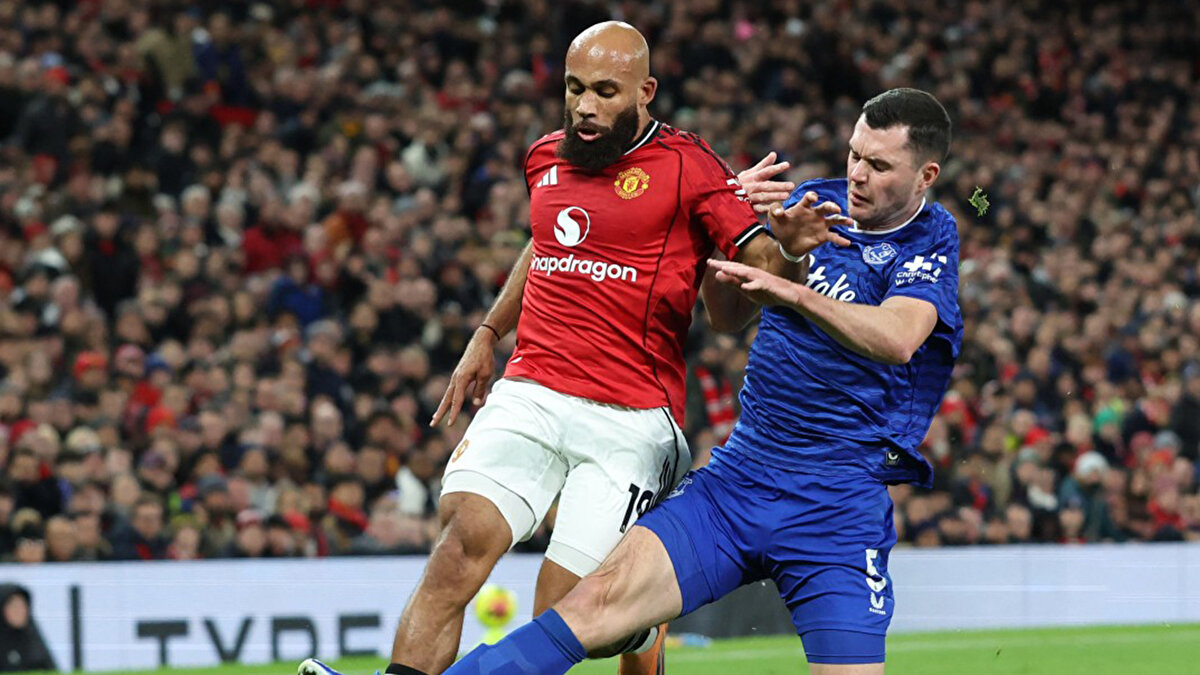 Premier Lig’in 12. haftasında Manchester United ile Everton arasında Old Trafford’da oynanan maçın 13. dakikasında sıra dışı bir gerilim yaşandı.