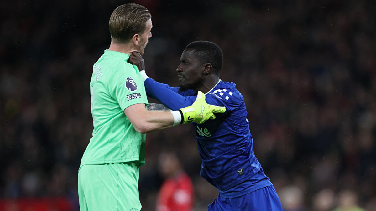 Keene tepki gösterip üzerine gitmek isterken kaleci Pickford araya girerek olayın büyümesini engelledi.