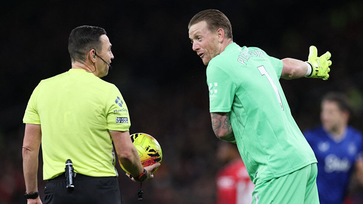 Hakem Tony Harrington, pozisyonu değerlendirdikten sonra Gueye’ye doğrudan kırmızı kart gösterdi.<br><br>Oldukça sinirli olduğu görülen Gueye, Keene’e yeniden yönelmek istedi ancak takım arkadaşları oyuncuyu saha kenarına çekti. Everton kalan dakikalarda 10 kişiyle oynamak durumunda kaldı.