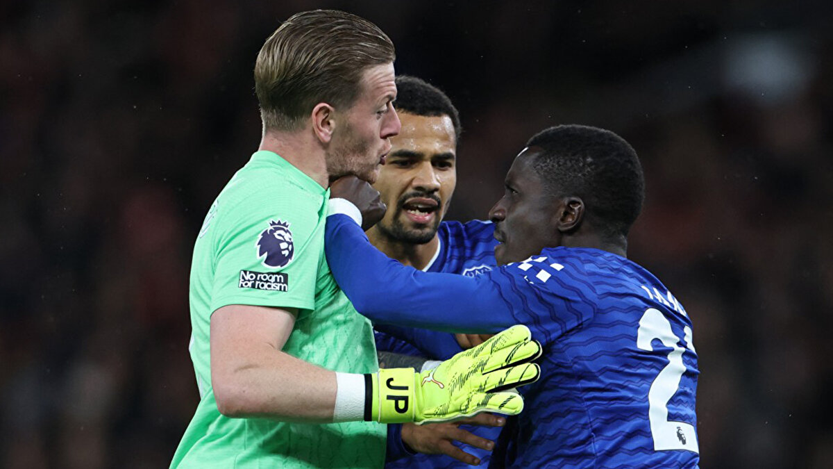 İki oyuncu kafa kafaya geldiği anda tansiyon yükseldi. Gueye, Keene’e tokat attı.