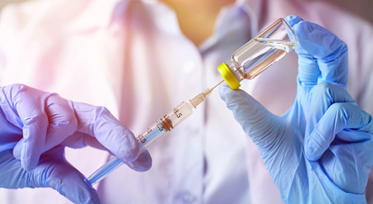 Doğru kullanım şart<br><br>Zayıflama iğnelerinin günlük ve haftalık uygulanabilen türleri bulunduğunu ifade eden Demir, etkisinin görülmesi için belirli bir süre gerektiğini söyledi:<br><br>“İlacın işe yarayıp yaramadığını görmek için en az 3 ay kullanım ve yüzde 5’in üzerinde kilo kaybı bekliyoruz. Tedavinin en az 1 yıl sürmesi gerekiyor. Pankreatit geçirenlerde, pankreas veya tiroit kanseri öyküsü olanlarda ve MEN-2 sendromu bulunanlarda bu ilaçlar kesinlikle kullanılmaz.”