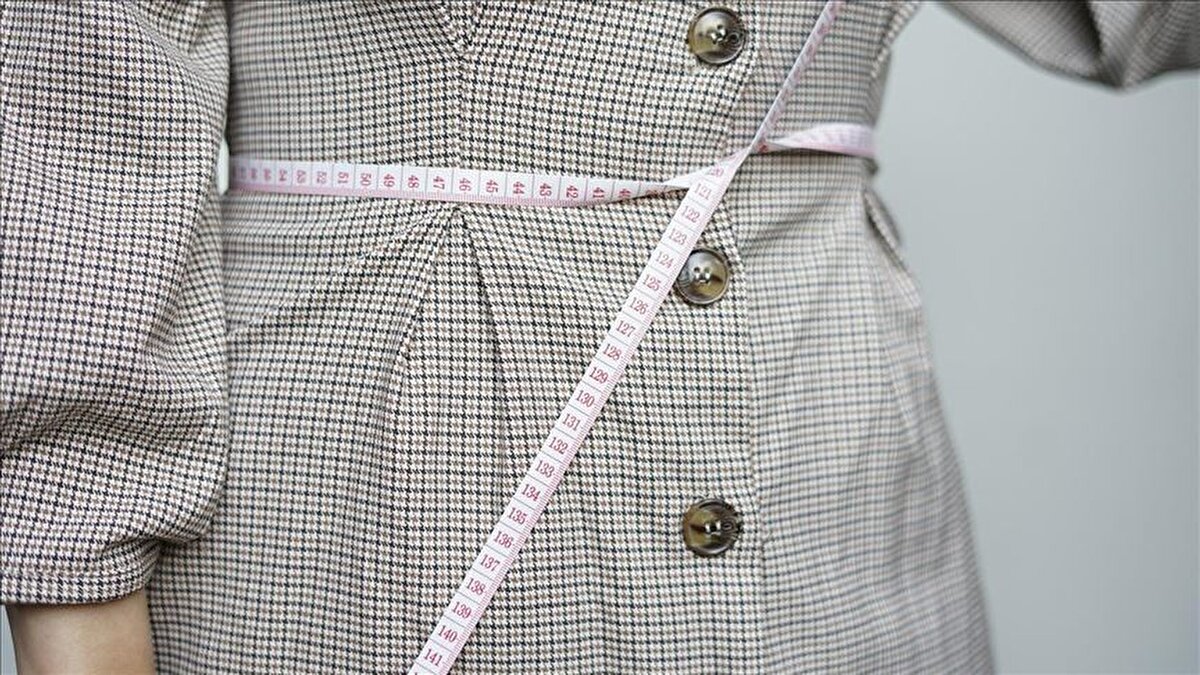 Türkiye’de obezitenin hızla arttığını belirten Dr. Demir, “Ülkemizde nüfusun yüzde 30’undan fazlası obez. Bu oranla Avrupa’nın en obez ülkesi konumundayız. Obezite tedavi edilmediğinde diyabetten kalp hastalıklarına kadar birçok riski beraberinde getiriyor” dedi.