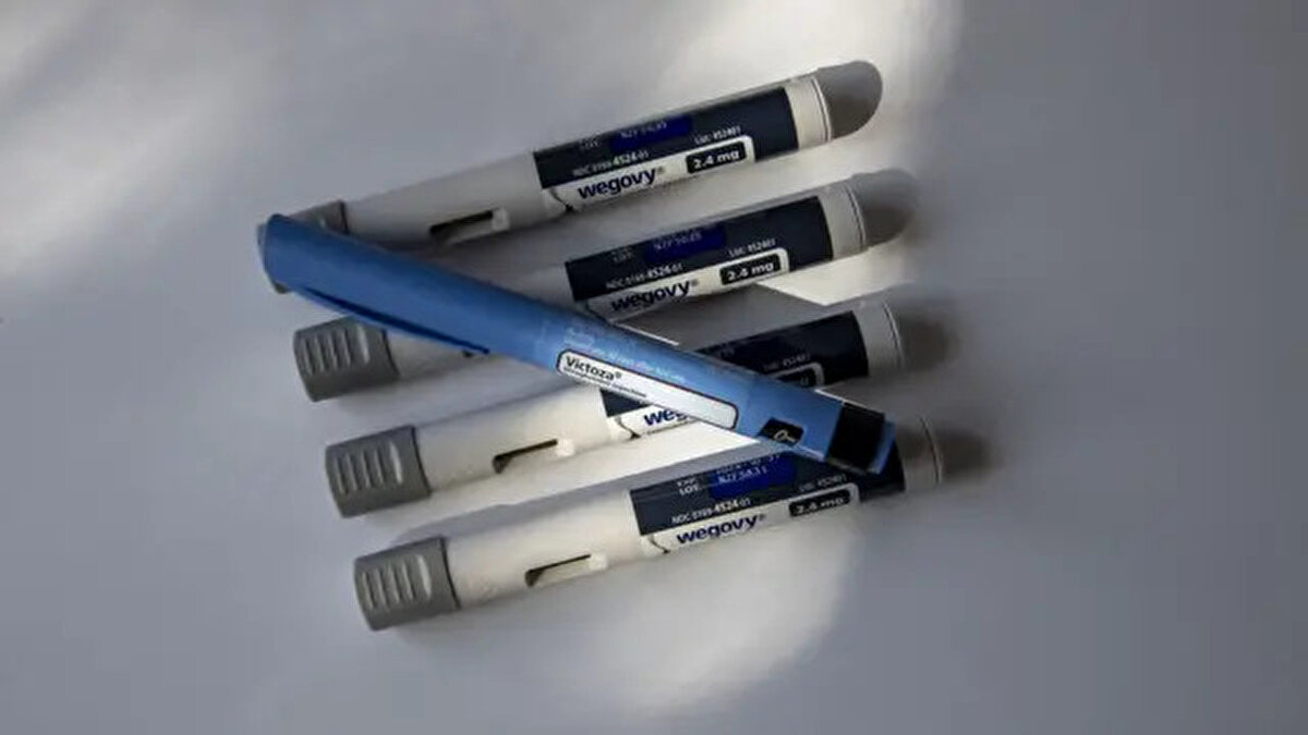 “Tedavi kişiye özel planlanmalı”<br><br>Zayıflama iğnelerinin, obezite tedavisinde kullanılan yöntemlerden sadece biri olduğunu söyleyen Dr. Demir, önce kapsamlı bir tıbbi değerlendirme yapılması gerektiğini belirtti.<br><br>Demir, “Her kişide obezitenin nedeni farklı olabilir. Önce altta yatan hastalık var mı belirlenmeli. Diyet, egzersiz ve davranış değişikliği tedavinin temelidir. İğneler ise ancak gerekli görülen hastalarda devreye girer.” dedi. 