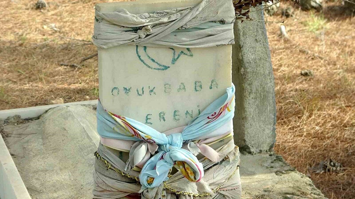 Kaçak kazı ve define arayışı<br>Bölgede incelemelerde bulunan Araştırmacı Yazar Tarcan Oğuz, kazının yanlış inanışlarla yapıldığına dikkat çekerek bu tür mezarlarda para ya da değerli maden bulunmasının mümkün olmadığını ifade etti. Oğuz, define arayıcılarının yönlendirildiği hatalı bilgilere rağmen tarihi yapının defalarca hedef alındığını belirtti.