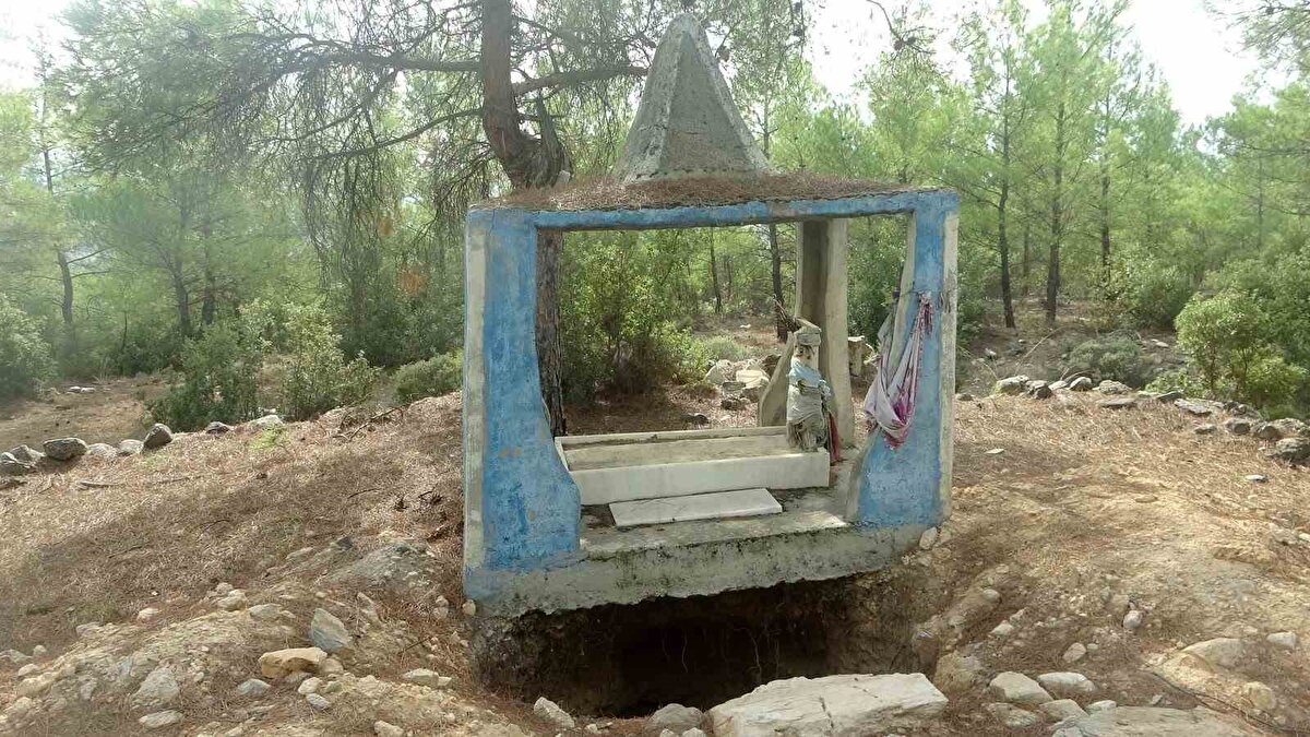 Muğla'nın Yatağan ilçesine bağlı Doğan köyünde bulunan ve yerel halk tarafından “Oyuk Baba Ereni” olarak bilinen yaklaşık 300 yıllık türbe, kaçak kazı girişimi nedeniyle ağır zarar gördü. Antik dönemde “Elanay” ve “Erekçi Köyü” olarak anılan bölgede yaşanan olay, hem kültürel miras hem de inanç merkezleri açısından büyük kayıp olarak değerlendiriliyor.