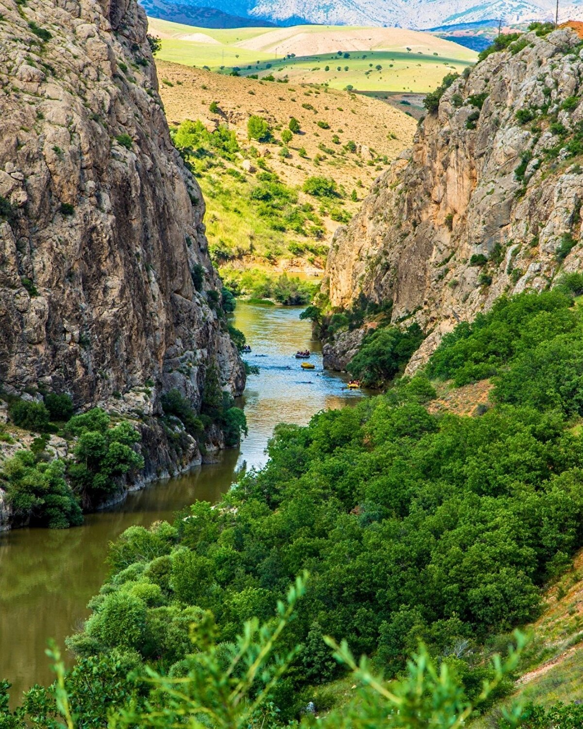 Su sporları, rafting için de elverişli olan Karasu Nehri, hem doğayla vakit geçirmek hem de bölgenin güzelliklerini keşfetmek için ziyaretçilerini bekliyor!