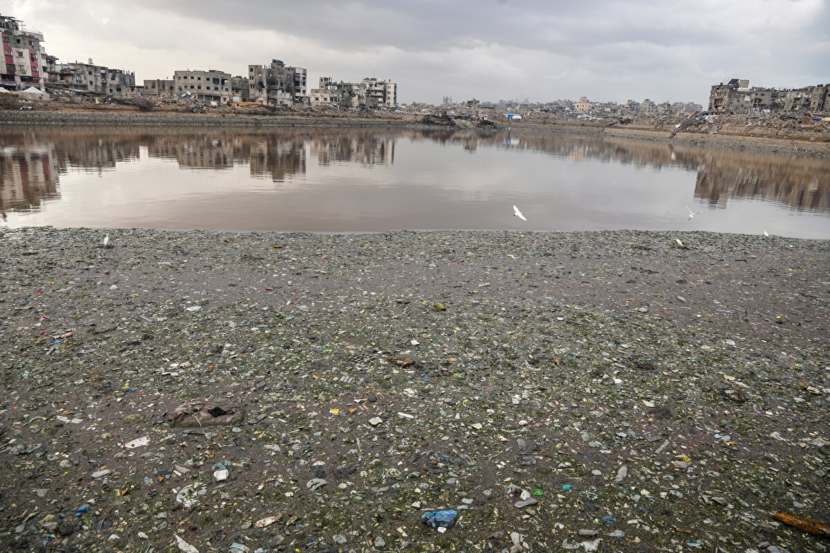 Gazze kentinin Şeyh Rıdvan bölgesindeki atık arıtma tesislerinin hizmet dışı kalması sonucu oluşan atık suların, çadırlarda yaşayan yerinden edilmiş Filistinliler için ciddi bir tehlike oluşturduğu ve salgın hastalık riskini artırdığı ifade ediliyor.<br>