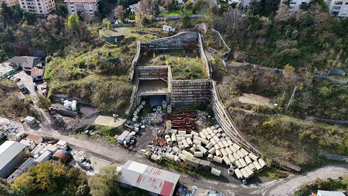 Sürücüler: “Trafik yükü katlanıyor”<br>Motosiklet sürücüsü Ahmet Çınar ise projenin rafa kaldırılmasının günlük ulaşımı zorlaştırdığını dile getirerek, “Tünel açılsa trafik ciddi oranda rahatlayacaktı” dedi. Ambulans şoförü Ammar Şirayacı da yoğun trafikten en çok etkilenenlerin acil durum araçları olduğunu vurguladı ve uygulamayı vatandaş için “eziyet” olarak nitelendirdi.<br><br>Turizmciler ve taksiciler de şikâyetçi<br>Turizm taşımacılığı yapan Bayram Demir, müşterilerin uzun süre trafikte beklediğini belirterek, tünelin durdurulmasını “büyük bir kayıp” olarak değerlendirdi ve projenin acilen tamamlanması gerektiğini söyledi.