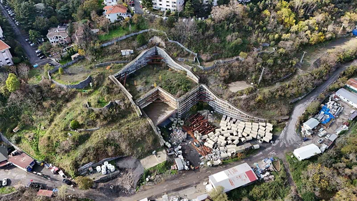 Vatandaşlardan İBB yönetimine sert eleştiriler<br>Beşiktaş’ta yaşayan Mümin Topcan, Levazım Tüneli’nin tamamlanmamasının bölgenin yoğun trafiğini doğrudan etkilediğini belirterek mevcut belediye yönetimini eleştirdi. Topcan, İstanbul’da projelerin birbirine bağlı olduğunu ve tünelin durdurulmasının tüm ulaşım akışını olumsuz etkilediğini söyledi.