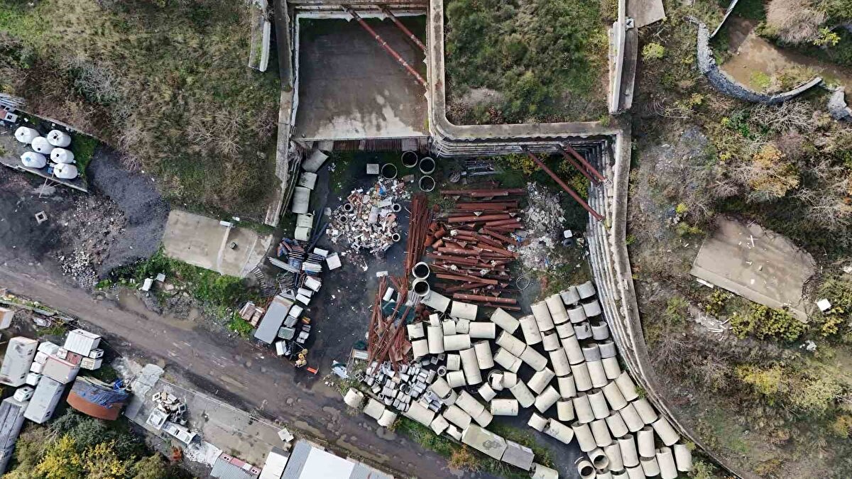 Güvenliksiz alan ve malzemelerin durumu<br>Projeye ait malzemelerin açıkta bırakıldığı, tünelin kazılan bölümlerine isteyen herkesin rahatlıkla ulaşabildiği ifade ediliyor. Güvenlik önlemlerinin alınmaması ve yarım kalan bölümlerin havadan görüntülerle ortaya çıkması, kamu kaynaklarının korunmasına dair soru işaretlerini büyütüyor.