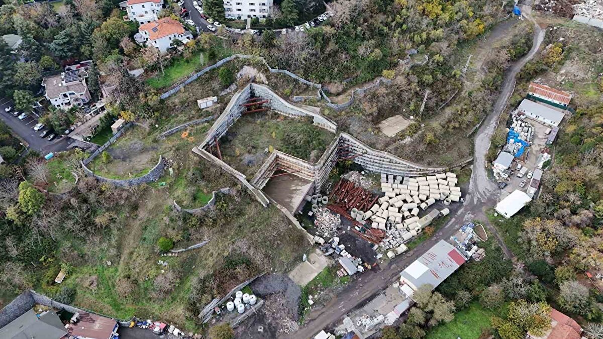 Atıl şantiye ve ilerlemeyen proje<br>Beşiktaş Kadırgalar Caddesi’ndeki tünel alanında 7 yıldır kayda değer bir ilerleme görülmezken, şantiyenin kullanımsız halde bırakılması vatandaşların yoğun eleştirisine neden oluyor. Trafiği 1,5 saatten 10 dakikaya düşürmesi beklenen araç tünelinin iptal edilmesi, yerine yalnızca yağmur suyu tüneli çalışmalarının sürmesi tepkileri daha da artırıyor.