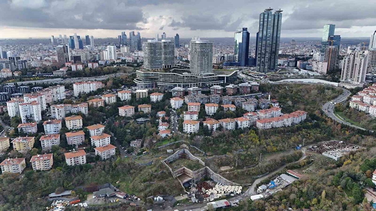 İstanbul’da Beşiktaş ve Levazım hattını birbirine bağlaması planlanan Dolmabahçe-Levazım Tüneli, 2018’de başlatılan çalışmalara rağmen Ekrem İmamoğlu yönetimi döneminde durduruldu. Yaklaşık 8 kilometre uzunluğundaki projenin tamamlanması hâlâ mümkün olmazken, bölgedeki yoğun trafik sürücüler için günlük bir çileye dönüşmüş durumda.