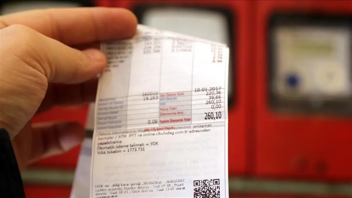 Yeni Elektrik Tarifesi Nedir? 4.000 kWh Sınırı Nasıl Hesaplanacak?<br>Yeni düzenlemeye göre, 2025 yılı içerisindeki toplam elektrik tüketimi esas alınacak. Eğer bir mesken abonesinin 2025 yılındaki toplam tüketimi 4.000 kilovatsaat (kWh) seviyesini aşarsa, bu abone 2026 yılı boyunca "desteklenen tüketici" grubundan çıkarılacak.