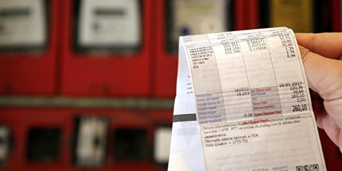 Türkiye genelinde milyonlarca aboneyi ilgilendiren elektrik düzenlemesinde geri sayım başladı. Gelir düzeyine göre daha adil bir faturalandırma sistemi hedeflenirken, belirlenen limiti aşan haneler "Son Kaynak Tedarik Tarifesi" üzerinden, yani gerçek maliyetlerle elektrik kullanacak. Bu durum, tüketimi yüksek olan haneler için faturaların ciddi oranda artması anlamına geliyor.