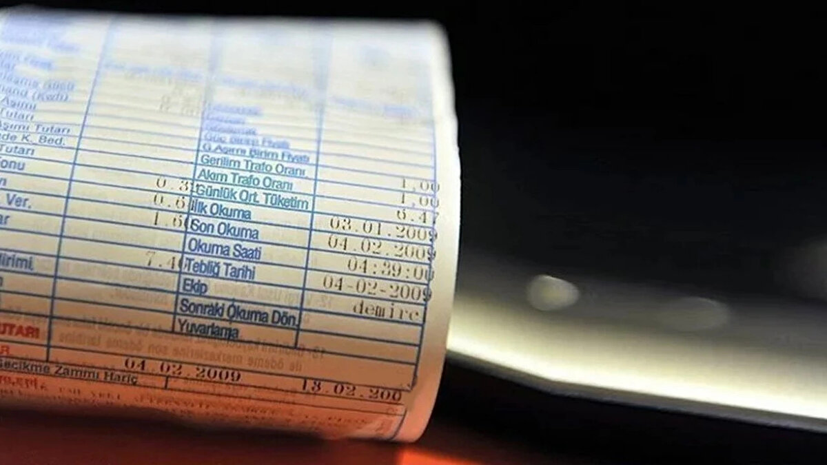 Faturayı Düşürmek İçin "Serbest Tüketici" Hakkınızı Kullanın<br>Yüksek tüketimi olan ve limiti aşan vatandaşlar için bir çıkış yolu daha bulunuyor: Serbest Tüketici Hakkı.<br><br>Aboneler, serbest tüketici statüsünü kullanarak diledikleri elektrik tedarikçisi ile "ikili anlaşma" yapabilirler. Bu sistemde tedarik şirketleri, tüketicilere sabit birim fiyat veya piyasa fiyatına endeksli daha avantajlı tarifeler sunabiliyor. Tüketiciler, kendileri için en uygun teklifi veren şirketi seçerek maliyetlerini düşürebilir.