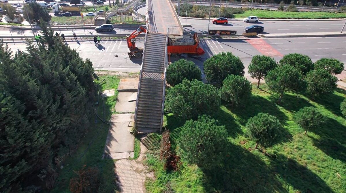 Avcılar’ın Tahtakale Mahallesi’nde Vali Recep Yazıcıoğlu Caddesi üzerinde seyreden iş makinesi yüklü bir tır, yüksekliği hesaplanmadığı için cadde üzerindeki üstgeçide çarptı. Çarpmanın etkisiyle tırda bulunan iki kişi yaralanırken, üstgeçitte ciddi hasar oluştu. Olay, İstanbul’un bu yoğun ulaşım hattında kısa sürede trafik akışını durma noktasına getirdi.