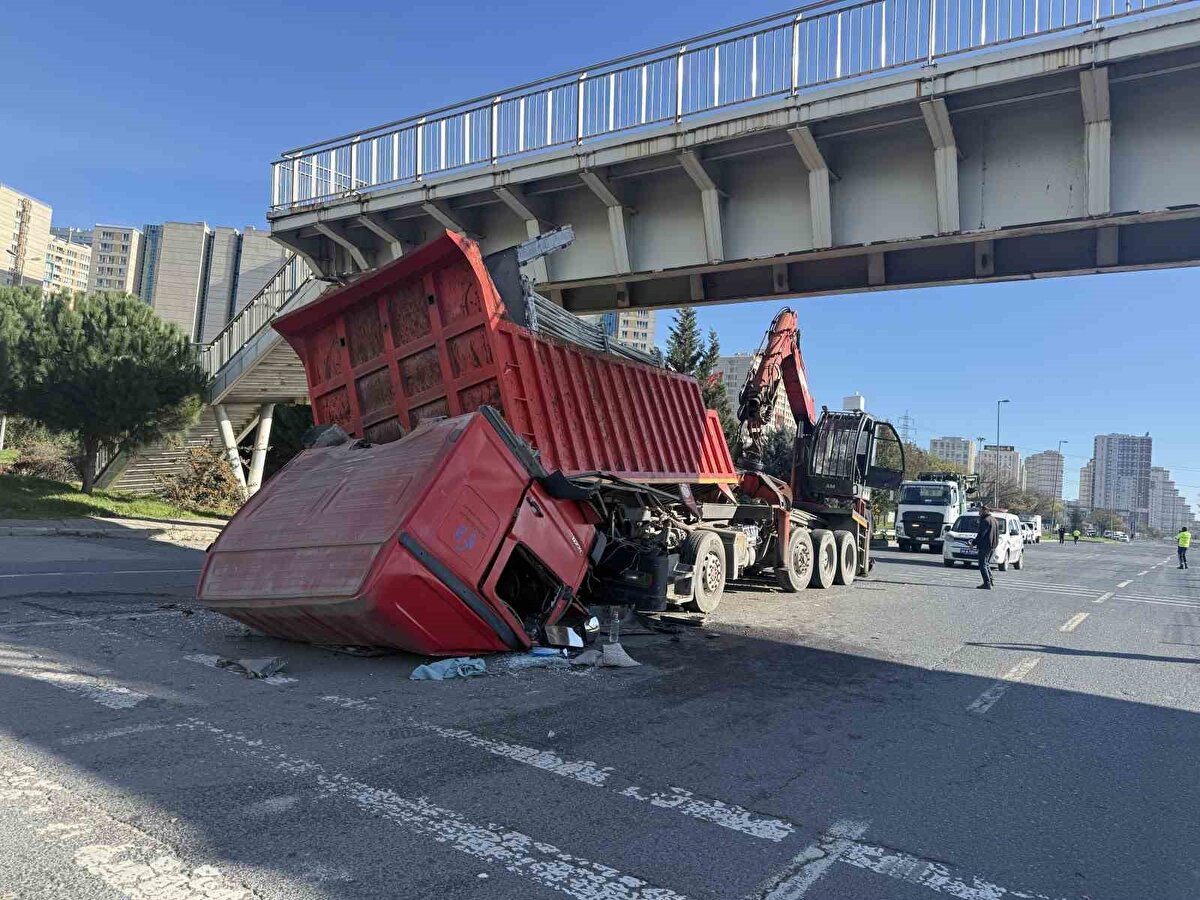 Üstgeçitte hasar ve cadde trafiğe kapatıldı<br>Kazanın ardından üstgeçitte büyük çapta hasar tespit edildi. Yapının güvenlik açısından risk oluşturup oluşturmadığını belirlemek için teknik ekipler bölgede ayrıntılı inceleme gerçekleştirdi. Bu süreçte Vali Recep Yazıcıoğlu Caddesi geçici olarak trafiğe kapatıldı.