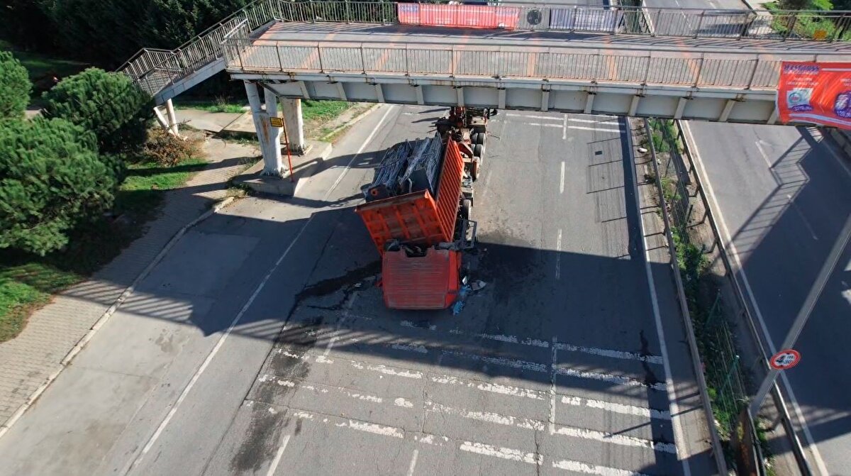 Ekipler bölgede çalışma yürütüyor<br>Tırın kaldırılması, yolun temizlenmesi ve üstgeçitteki risklerin giderilmesi amacıyla çalışmalar sürüyor. Yetkililer, yol güvenliği sağlanana kadar bölgedeki araç trafiğinin kontrollü şekilde yönlendirileceğini ifade etti.