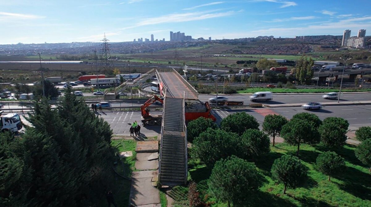 Yaralanan iki kişi hastaneye kaldırıldı<br>Kaza sonrası bölgeye polis, itfaiye ve sağlık ekipleri sevk edildi. İlk müdahalesi olay yerinde yapılan tır sürücüsü ve yolcu, daha sonra çevredeki hastanelere nakledildi. Yaralıların sağlık durumlarına ilişkin incelemelerin devam ettiği belirtildi.