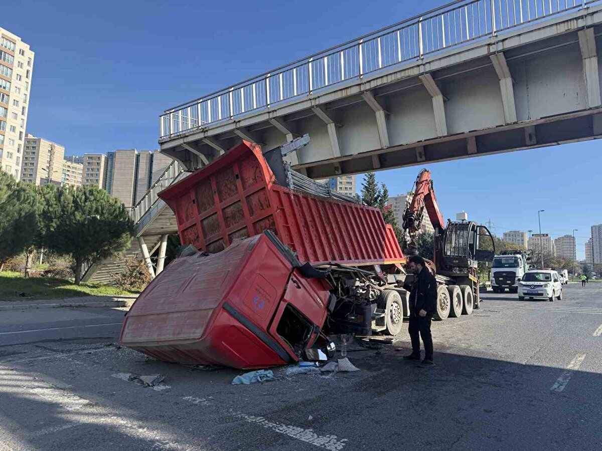 Avcılar Tahtakale Mahallesi’nde iş makinesi taşıyan bir tır, yüksekliği aşamayınca üstgeçide çarptı. Çarpma sonucu sürücü ve yolcu yaralandı, üstgeçitte ciddi hasar meydana geldi. Yol bir süre güvenlik gerekçesiyle trafiğe kapatılırken, ekiplerin saha incelemeleri ve yol temizleme çalışmaları devam ediyor.