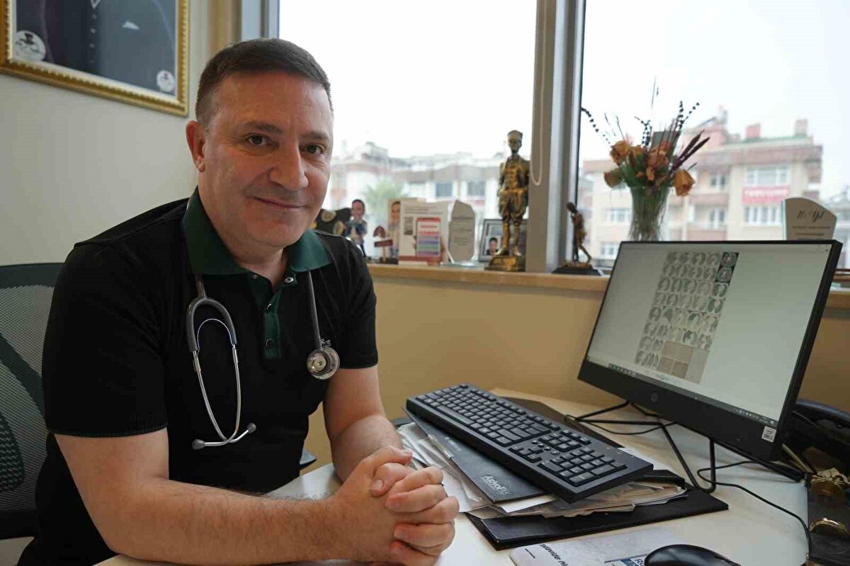 Aşılar değil, hasarlı damar yapısı sorumlu<br>Gençlerdeki ani ölüm haberlerinin aşılarla ilişkilendirilmesinin doğru olmadığını vurgulayan Özkaya, sorunlu noktanın virüsün oluşturduğu damar hasarı olduğunu ifade etti. Aşıların ise hastalığın şiddetini ve damar içi bozulmayı azaltarak koruyucu rol üstlendiğini söyledi.