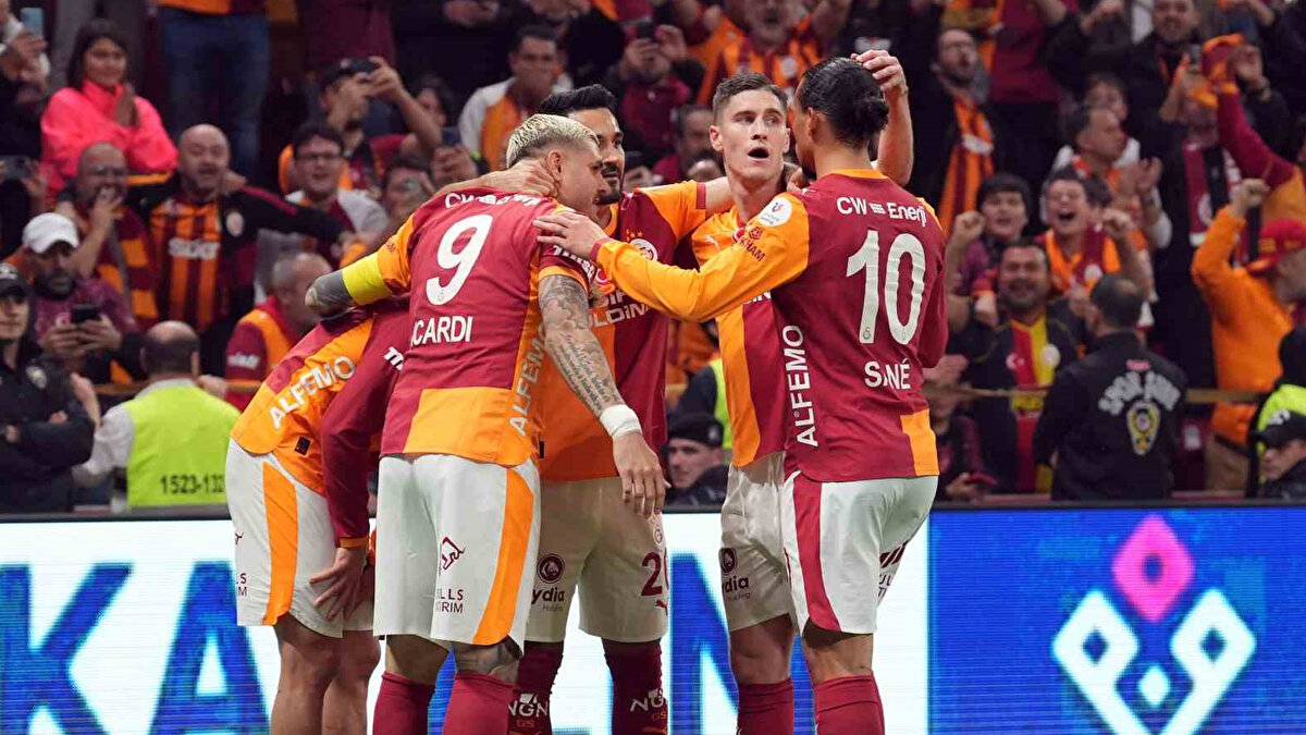 GELİR VE STRATEJİ<br><br>“Galatasaray’ın dev transfer harcamaları, kulübün gelir kaynaklarını da yeniden düzenlediğini ortaya koyuyor. Kulüp, eski tesislerini satarak ciddi bir gelire ulaştı ve bu kaynakları aktif şekilde kullanıyor.  Finansman planı, hem ticari hem sportif başarıyı aynı anda hedefliyor.”