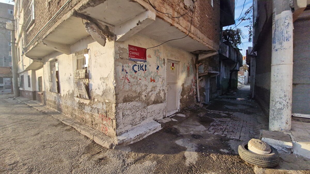 Bağlar ilçesinde ailesiyle otururken maskeli dört kişinin saldırısına uğrayan Birdal Kaymaz yaşamını yitirdi. Baba Cemal Kaymaz, 22 gündür faillerin yakalanamamasına tepki göstererek oğlunun faili meçhul bırakılmamasını istedi. Güvenlik güçlerinin şüphelileri bulmak için çalışmalarını sürdürdüğü bildirildi.