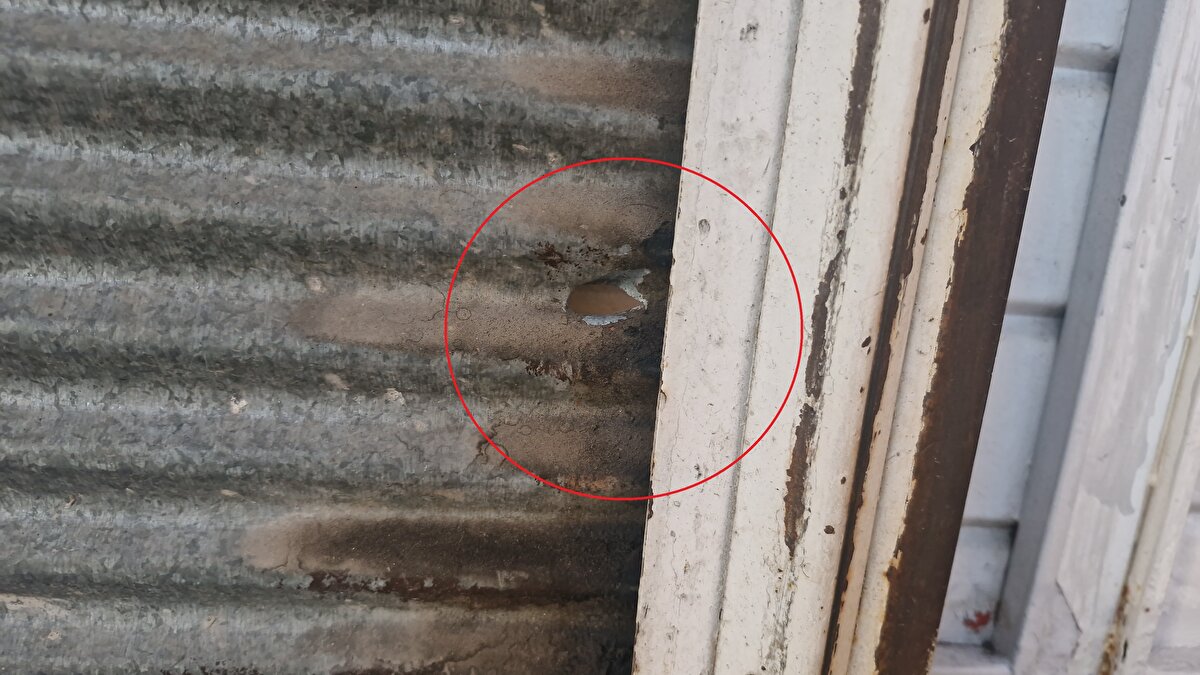 Ailenin adalet talebi sürüyor<br>Saldırıyı gerçekleştiren kişilerin kimliklerinin tespit edilmesi için polis ekiplerinin çalışmalarının sürdüğü bildirildi. Aile, olayın faili meçhul kalmaması ve sorumluların bir an önce adalete teslim edilmesi için çağrılarını yineliyor.