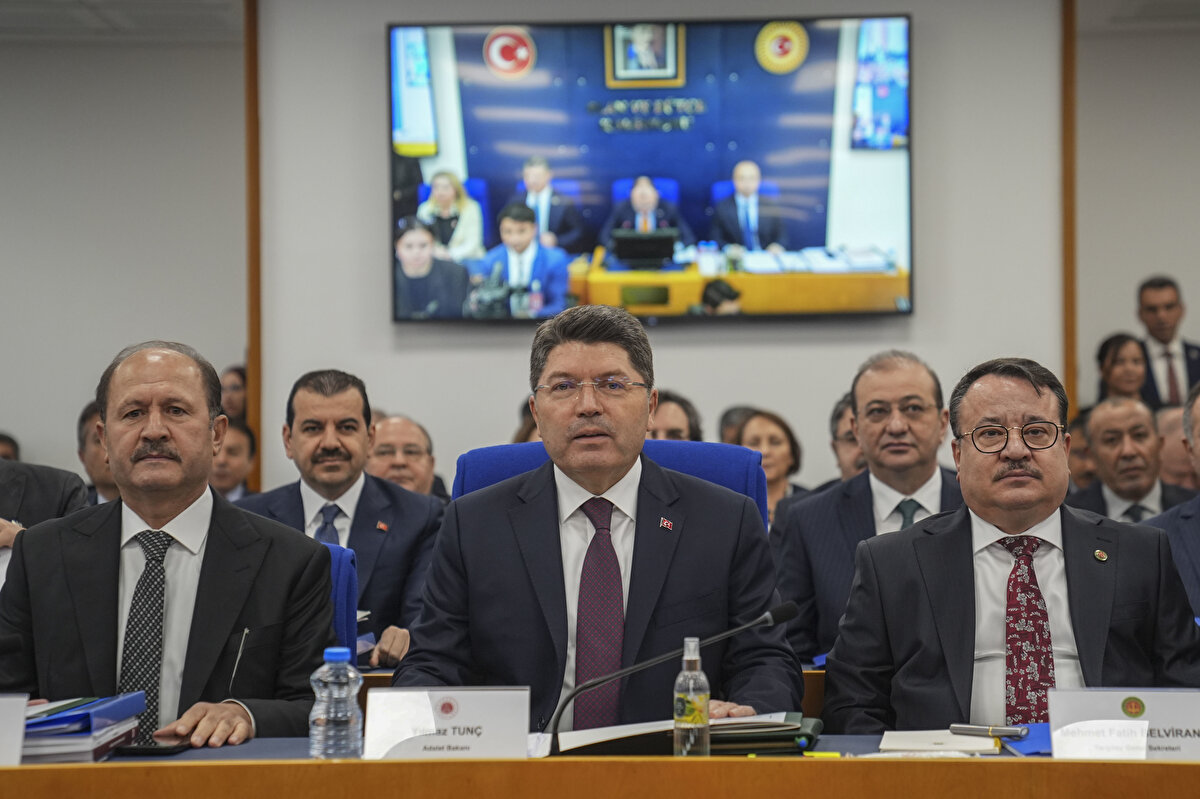 Adalet Bakanı Yılmaz Tunç, Türkiye’de yargı organlarında bekleyen dosya sayısının 12 milyon 10 bin 82’ye ulaştığını, 2025 yılı içinde verilen karar sayısının ise geçen yıla göre yüzde 4 artarak 11 milyon 397 bin 74 olduğunu açıkladı. TBMM Plan ve Bütçe Komisyonu’ndaki görüşmelerde zaman zaman tansiyon yükseldi.