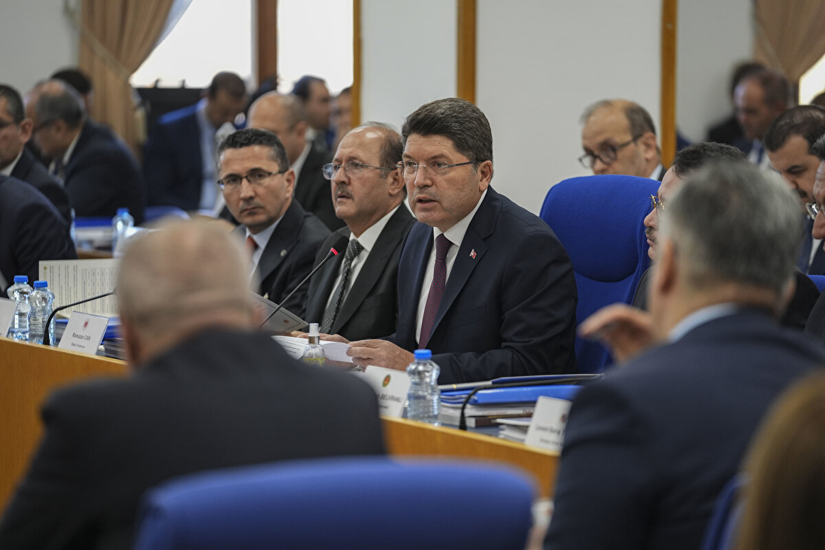TBMM Plan ve Bütçe Komisyonu’nda Adalet Bakanlığı’nın 2026 bütçesi görüşülürken Adalet Bakanı Yılmaz Tunç, yargıdaki işleyişe ilişkin güncel verileri paylaştı. Tunç, Kasım 2025 itibarıyla savcılıklar, ilk derece mahkemeleri, istinaf ve temyiz dahil toplamda 12 milyon 10 bin 82 dosyanın derdest durumda olduğunu söyledi.