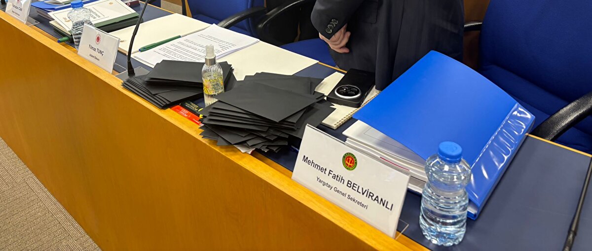 Bakan Tunç, 2025 yılı içinde yargının 11 milyon 397 bin 74 dosyada karar verdiğini ve yıl sonunda bu rakamın 14 milyonun üzerine çıkmasının beklendiğini söyledi. Hakim ve savcı sayısının 2002’den bu yana 9 bin 349’dan 25 bin 452’ye yükseldiğini, kadın hakim-savcı oranında OECD içinde en hızlı artış gösteren ülkenin Türkiye olduğunu da belirtti.