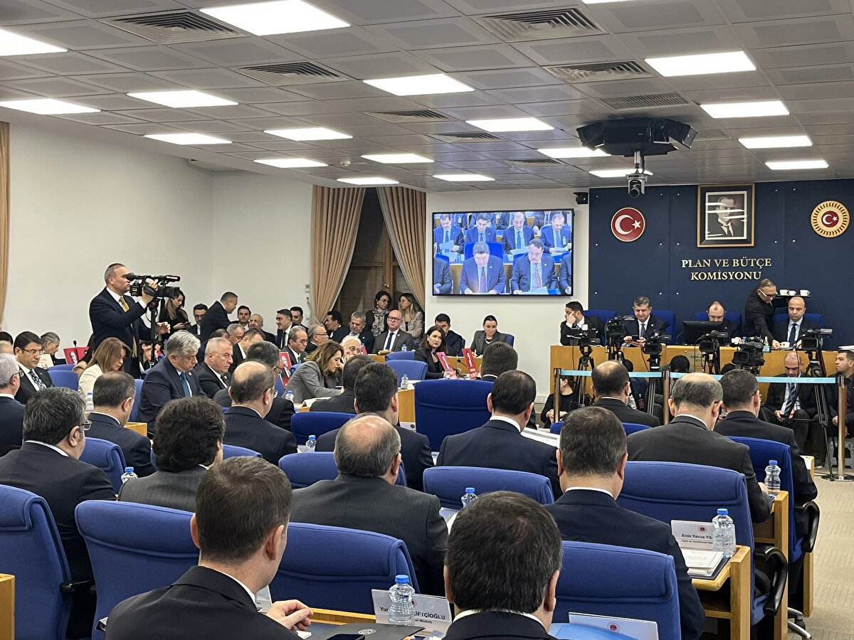 Sunum sırasında sözlü tartışma<br><br>Bakan Tunç sunumuna devam ederken CHP’li Asu Kaya’nın kadına yönelik şiddet konusunda ilettiği siyah mektuplar üzerine kısa süreli tartışma yaşandı. Tunç, kadına karşı şiddetle mücadelede kararlı olduklarını, konunun siyasi malzeme yapılmaması gerektiğini dile getirdi. Gerginliğin ardından toplantıya ara verildi.