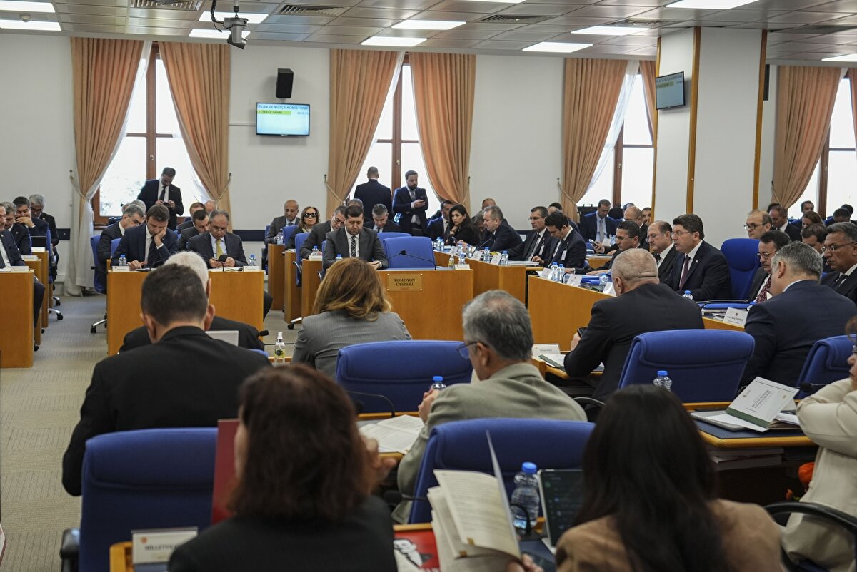 Bütçe görüşmeleri sürüyor<br><br>Adalet Bakanlığı’nın 2026 yılı bütçesinin 389 milyar 560 milyon lira olduğu açıklandı. Komisyon toplantısı, milletvekillerinin değerlendirmeleriyle devam ediyor.