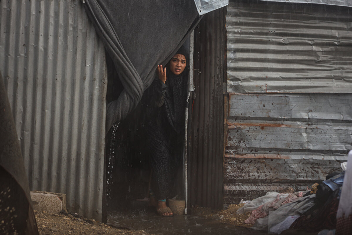 Gazze Han Yunus’taki Filistinlilerin yaşadığı çadırlar, şiddetli yağışlar ve altyapı tahribatı nedeniyle su altında kaldı. Belediye yetkilileri, yüzbinlerce kişinin felaketle mücadele ettiğini belirtti ve kurtarma çalışmalarının kısıtlı imkanlarla sürdüğünü açıkladı.