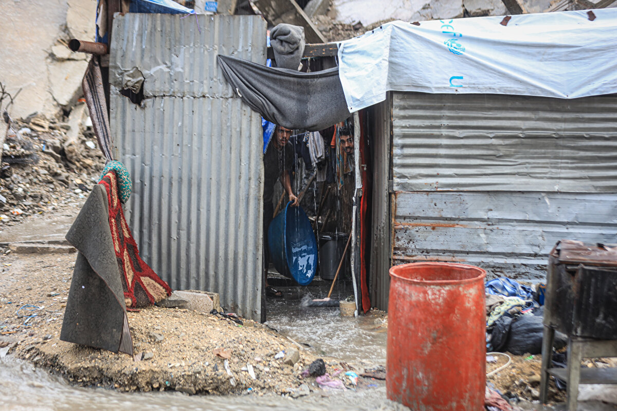 Altyapı tahribatı felaketi derinleştiriyor<br>Han Yunus Belediyesi Sözcüsü Saib Lakan, yaptığı açıklamada, bölgedeki altyapının İsrail saldırıları sırasında büyük zarar gördüğünü ifade etti. Lakan, “Kentteki yollar, su ve kanalizasyon sistemleri ile yağmur suyu tahliye hatları ciddi biçimde tahrip edildi. Bu durum, yaşanan felaketin boyutlarını artırıyor” dedi.