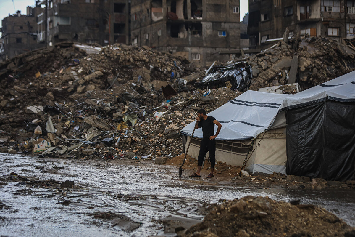 900 bin kişi doğrudan etkilendi<br>Belediye yetkilileri, Han Yunus’ta yerinden edilmiş kişilerle birlikte yaklaşık 900 bin kişinin yağışlardan doğrudan etkilendiğini belirtti. Lakan, “Bu insanlar temel altyapı imkanlarından yoksun şekilde doğrudan hava koşullarının etkisiyle yüzleşiyor” diye konuştu.