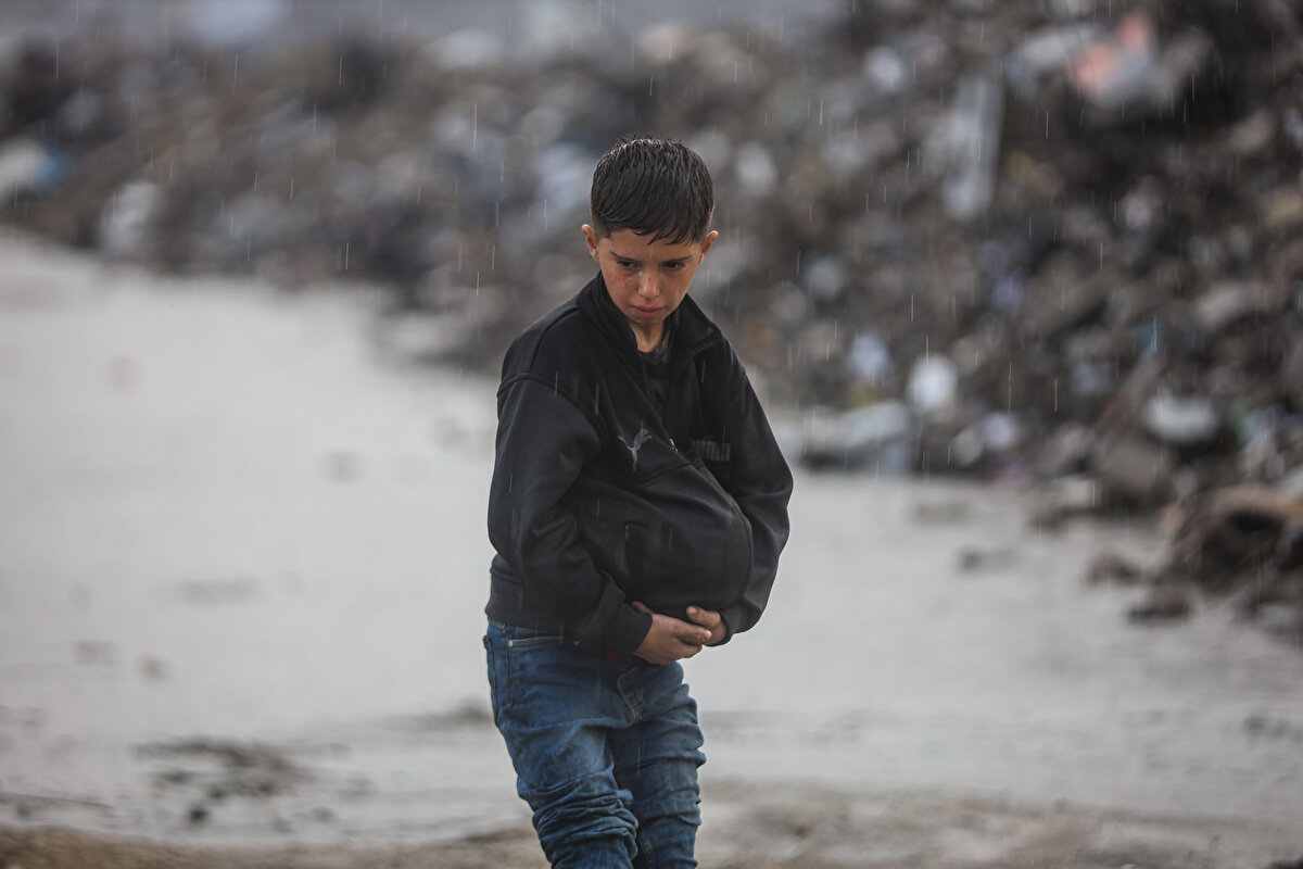 Gazze Şeridi’nde, İsrail’in uzun süreli saldırıları nedeniyle evlerini kaybeden Filistinliler, bir kez daha doğal afetle mücadele etmek zorunda kaldı. Bölgeyi etkisi altına alan şiddetli yağışlar, Han Yunus’un Mevasi bölgesindeki çadırlarda yaşayan aileleri olumsuz etkiledi. Çadırların bazıları yağmur sularıyla sürüklendi, bazıları ise kuvvetli rüzgar nedeniyle yıkıldı veya savruldu.<br><br>