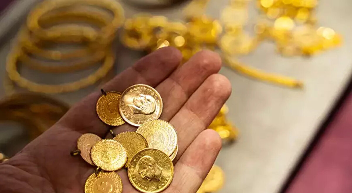 İslam Memiş, 2026 yılının tüm piyasalarda sert iniş–çıkışların görüleceği bir dönem olacağını söyleyerek önemli bir uyarıda bulundu:<br><br>“Her yılın bir adı vardır bende. 2026’nın adı: Manipülasyon yılı. Aman yatırımcılar çok dikkat etsin.”<br><br>Sadece altında değil, borsalarda, kripto paralarda ve değerli metallerde de manipülatif hareketlerin yaşanabileceğini belirten uzman, özellikle küçük yatırımcının sosyal medyada dolaşan yönlendirmeler nedeniyle zarar görebileceğini söyledi.