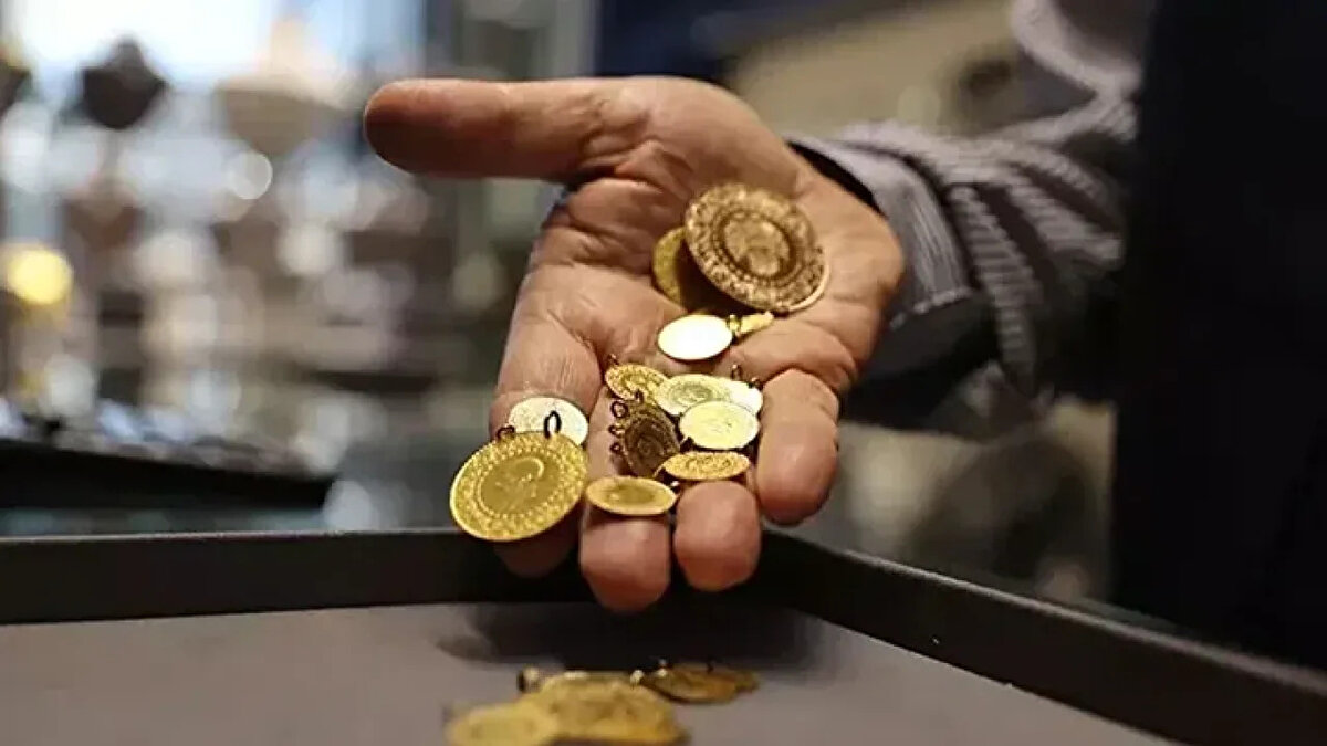 Uzman isim, 2026’da ayakta kalmanın formülünü şöyle özetledi:<br><br>Birikimleri çeşitlendirin, tek bir enstrümana yüklenmeyin.<br><br>Uzun vadeli düşünün; kısa vadeli al-sat ve kaldıraçlı işlemlerden uzak durun.<br><br>Panik yapmayın, geri çekilmeleri fırsata çevirmeyi düşünün.<br><br>Memiş, “Belirsizlik çok. Bu piyasada tek kurtuluş yolu, sakin ve uzun vadeli yatırımcı olmak” diyerek sözlerini noktaladı.