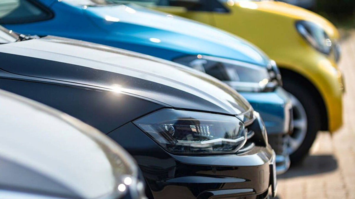 Modellere göre ortalama fiyatlar<br><br>BETAM raporunda ikinci el otomobillerde model yıllarına göre ortalama satış fiyatları şöyle sıralandı:<br><br>2019: 1.407.000 TL<br><br>2020: 1.611.000 TL<br><br>2021: 1.616.000 TL<br><br>2022: 1.785.000 TL<br><br>2023: 1.943.000 TL<br><br>2024: 2.046.000 TL (yıllık bazda %0,6 düşüş)