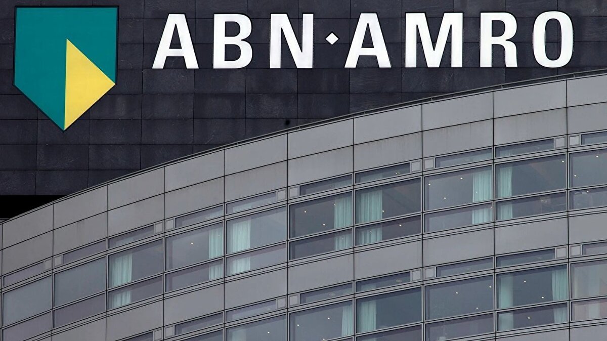 Alfam, Rabobank’a devrediliyor<br><br>ABN Amro’nun 2028 hedefleri arasında 10 milyar euroyu aşan gelir ve yüzde 12’nin üzerinde özsermaye getirisi bulunuyor. Bu hedeflere ulaşmak için yapısal sadeleşmeye giden banka, Alfam kredi işletmesini Rabobank’a satmak için de anlaşma sağladı.