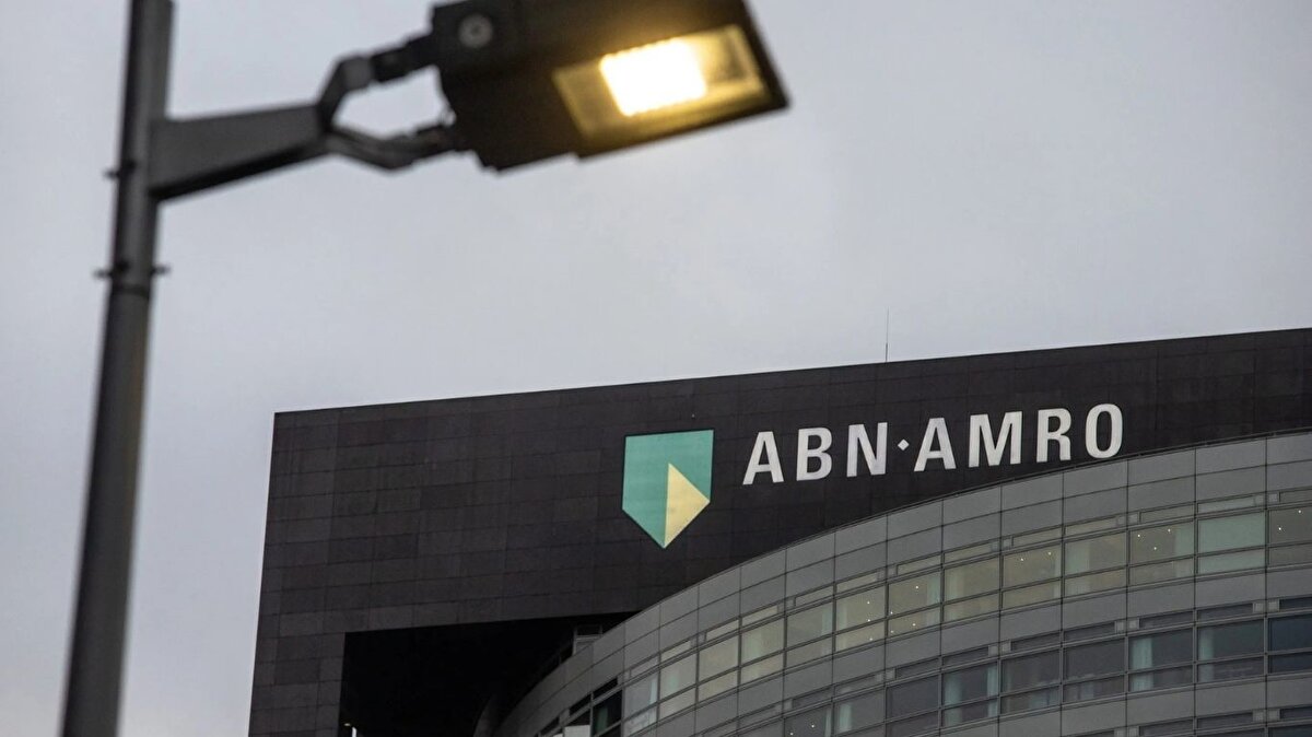 Bankada işten çıkarmalar artıyor<br><br>Bu yıl 1.000’den fazla çalışanıyla yollarını ayıran banka, yeni karar ile toplamda 5.200 kişinin daha işsiz kalacağı bir sürece giriyor. Bu gelişme Avrupa bankacılık sektöründeki sert küçülme dalgasının devam ettiğini gösteriyor.