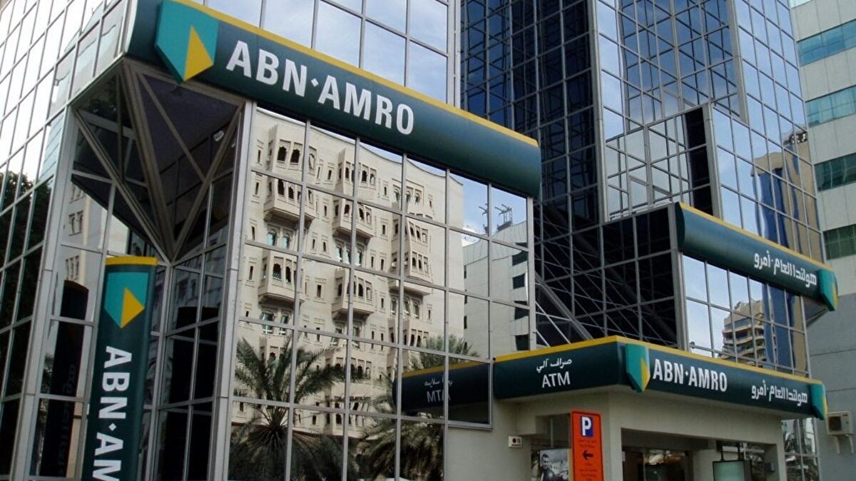 Çalışanlara sosyal destek sözü<br><br>ABN Amro CEO’su Marguerite Berard, yeni stratejinin beş uzun vadeli hedefe odaklandığını vurgulayarak, işten çıkarmaların çalışanlarda belirsizlik yarattığının farkında olduklarını söyledi. Berard, “Etkilenen herkesi kapsamlı bir sosyal planla, maddi destek ve yeni iş fırsatları bulmada yardımcı olarak desteklemeye hazırız” dedi.