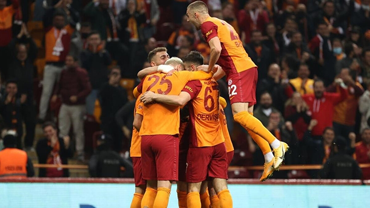 Trendyol Süper Lig’in 13. haftasında Gençlerbirliği karşısında aldığı galibiyetle liderliğini sürdüren Galatasaray’da iki isim disiplin sürecine dahil edildi.