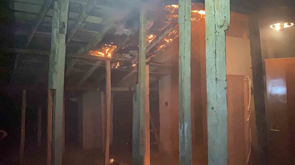 Mudanya Güzelyalı Yalı Mahallesi 51. Sokak’taki apartmanın bu kez çatı kısmından duman yükseldiğini gören vatandaşlar, durumu hemen itfaiyeye bildirdi. Kısa sürede olay yerine çok sayıda itfaiye, polis ve sağlık ekibi sevk edildi. Ekiplerin hızlı müdahalesiyle yangın büyümeden kontrol altına alınırken, çatı bölümünde maddi hasar oluştu.