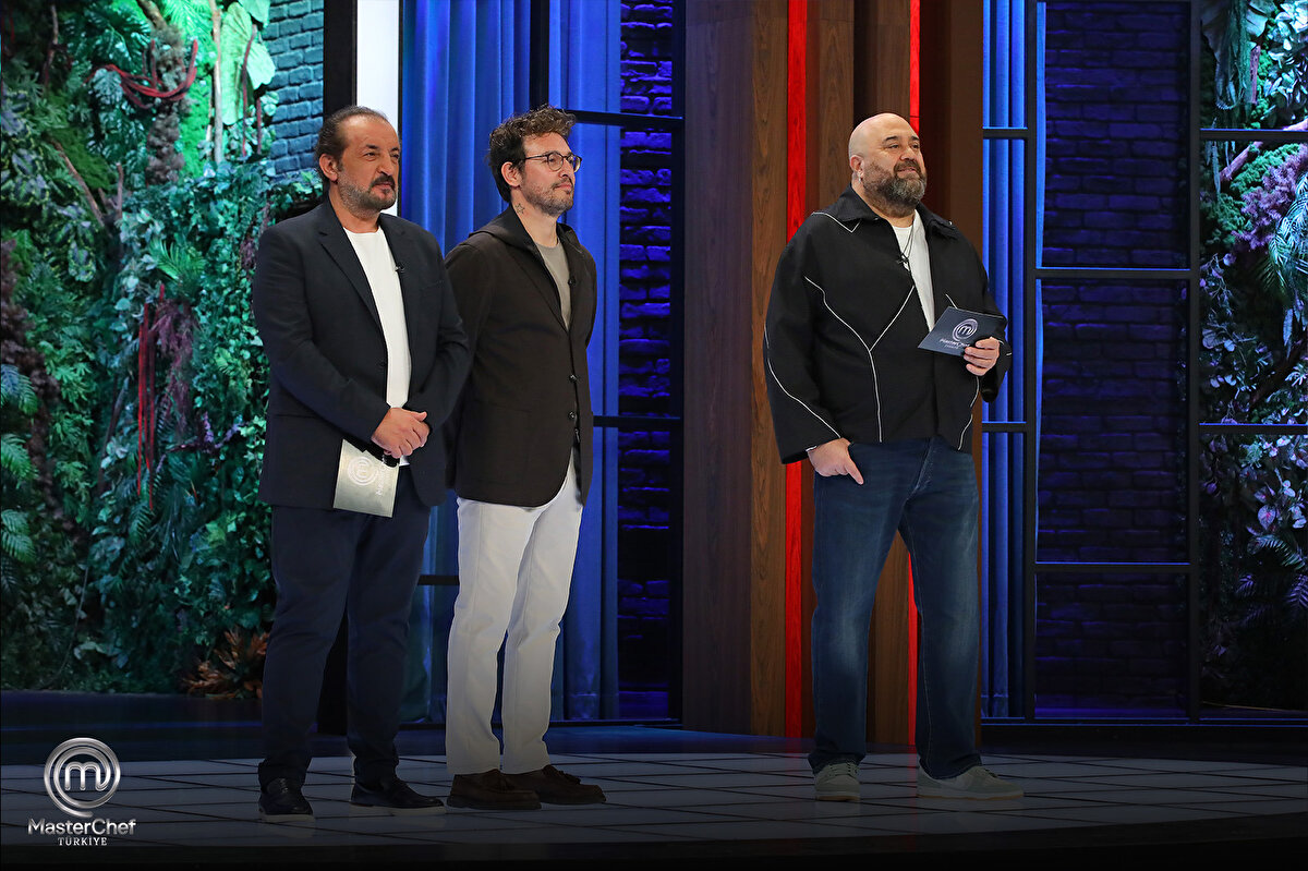 MasterChef Dokunulmazlık Oyununu Kim Kazandı?<br>Haftanın ilk dokunulmazlık oyununda şefler, yarışmacılardan "Tavuk ve Unlu Mamuller" gibi zorlu kategorilerde yaratıcı tabaklar çıkarmalarını istedi. Düello eşleşmeleri şeklinde geçen oyunun sonunda şeflerin tadımıyla kazanan taraf belli oldu.<br><br>24 Kasım Pazartesi akşamı oynanan takım oyununda, rakiplerine göre daha başarılı tabaklar çıkaran KIRMIZI TAKIM, dokunulmazlığın sahibi oldu.