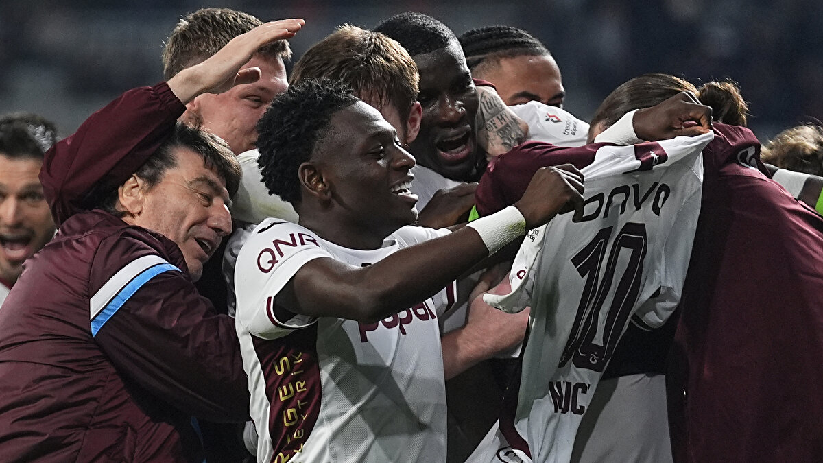 "HALİL UMUT MELER KİMLİK KAYBI YAŞIYOR<br><br>MUSTAFA ÇULCU: "Oyun planlarını alt üst edercesine ilk 20 dakikada 2 VAR müdahalesi ile başlayan oyunda hakem Halil Umut Meler, kararlarında yardımcıların, 4. hakemin, VAR'ın esiri olmuş, destek bekliyor. Kimlik ve güven kaybı yaşıyor. Bu Meler kabul ve saygı görmez."<br><br>